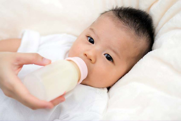 Bổ sung đủ nước/sữa là điều cực kỳ quan trọng mà cha mẹ phải làm khi bé bị ho nhiều